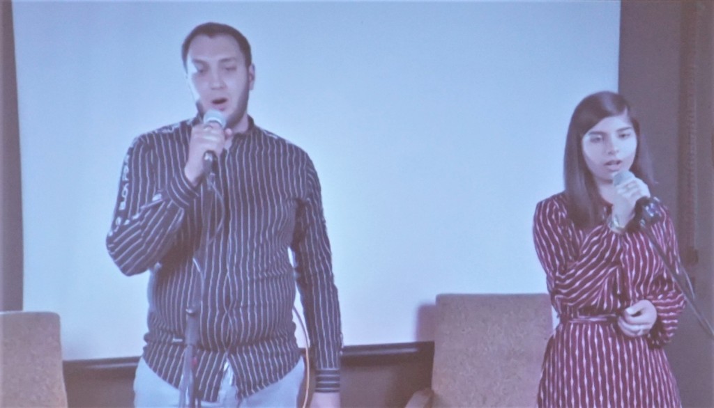 Alexey ja Fatima seisovat vierekkäin ja laulavat mikrofoniin.